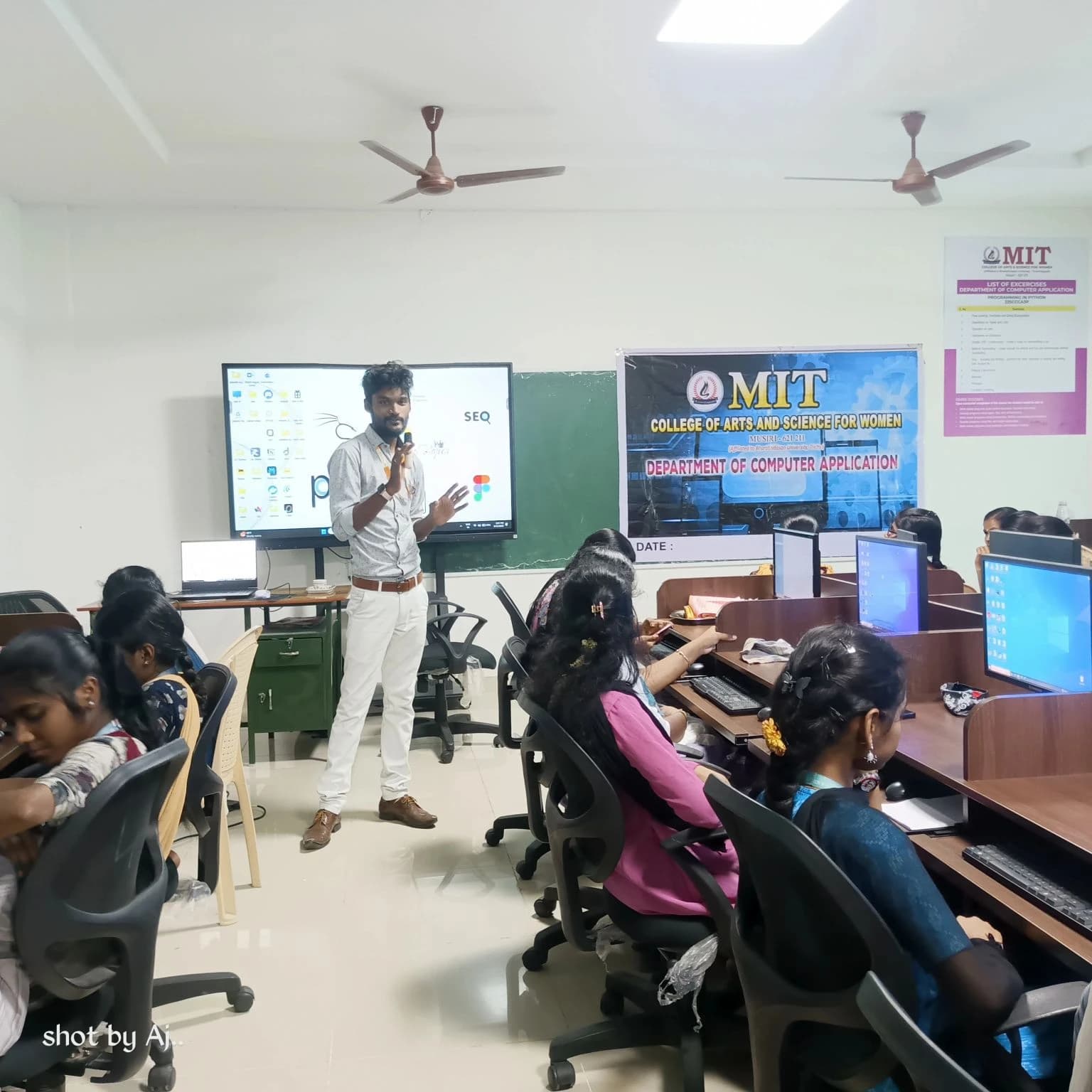 Leading a hands-on web development workshop at MIT College of Arts and Science for Women, Musiri